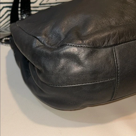 Coach Lynn Soho Leather w/ Patent Trim Black Shoulder Bag EUC - Picture 7 of 10